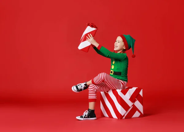 Alegre divertido niño en traje de elfo de Navidad con regalos en re — Foto de Stock