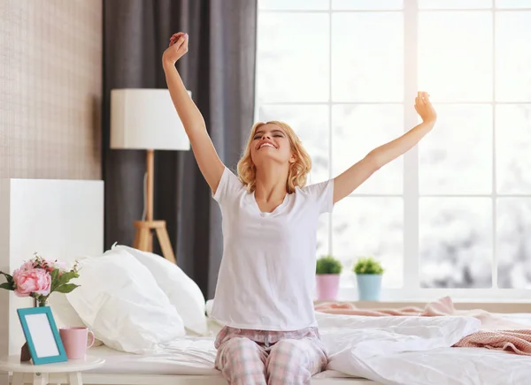 . menina bonito acordou em seu quarto e alongamento na parte da manhã — Fotografia de Stock