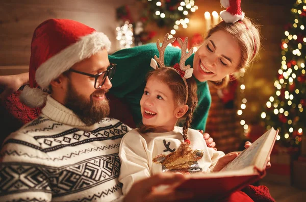 Kerstavond. familie vader, moeder en kind lezen magische boo — Stockfoto