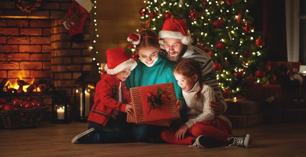 Joyeux Noël ! heureux famille mère père et enfants avec ma — Photo