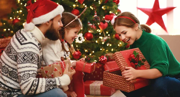 Gelukkige familie moeder, vader en kind met geschenken in de buurt van Christm — Stockfoto