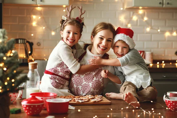 Feliz familia madre e hijos hornear galletas de Navidad — Foto de Stock