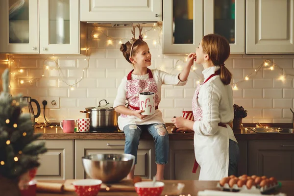 Щаслива родина мати і дитина печуть різдвяне печиво — стокове фото