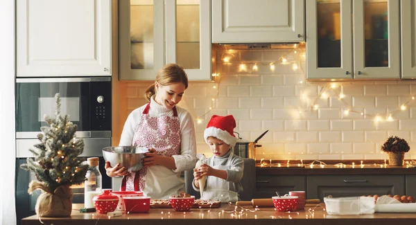 Feliz familia madre e hijo hornear galletas de Navidad — Foto de Stock