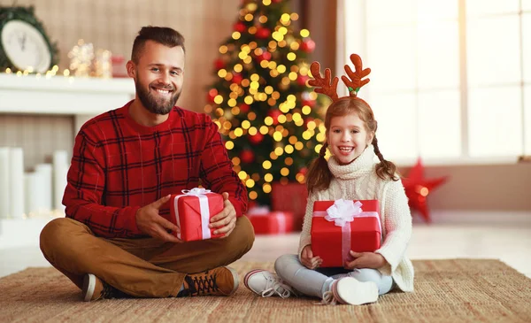 . 幸せな家族の父と子供の娘がクリスマスプレゼントを — ストック写真