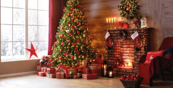 Navidad interior. árbol mágico brillante, chimenea, regalos — Foto de Stock