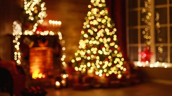 Verschwommene Innenweihnachten. magisch glühender Baum, Kamin, Geschenke — Stockfoto