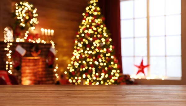 Noël intérieur. arbre brillant magique, cheminée, cadeaux — Photo