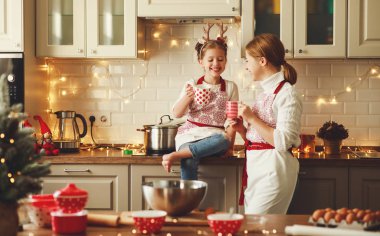 Mutlu aile anne ve çocuğu Noel kurabiyesi pişirir.