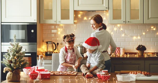 Feliz familia madre e hijos hornear galletas de Navidad — Foto de Stock