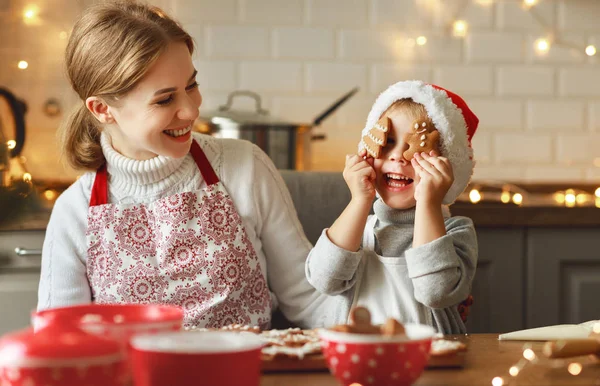 Gelukkig familie moeder en kind bakken kerstkoekje — Stockfoto