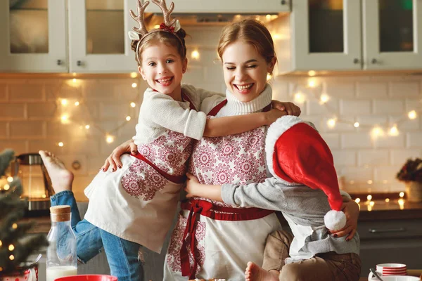 Lycklig familj mor och barn baka julkakor — Stockfoto