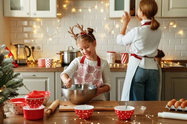Šťastná rodina matka a dítě péct vánoční cukroví — Stock fotografie