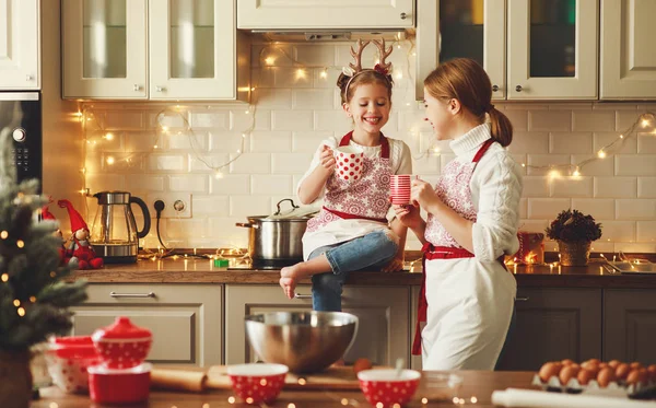 Gelukkig familie moeder en kind bakken kerstkoekje — Stockfoto