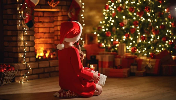 Feliz rindo menina criança com presente mágico no Natal Ev — Fotografia de Stock