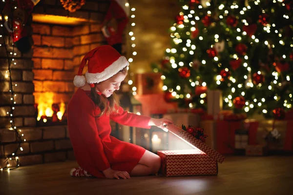 Feliz rindo menina criança com presente mágico no Natal Ev — Fotografia de Stock