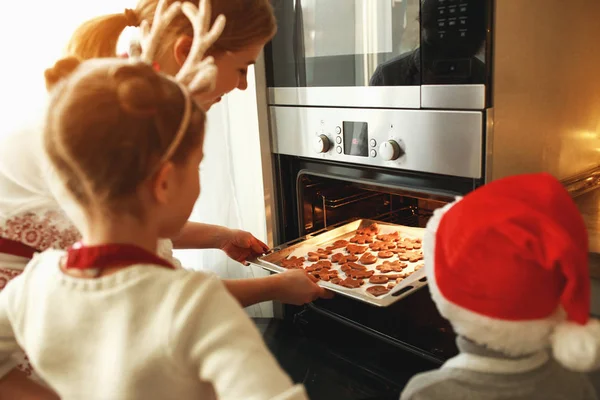 Szczęśliwa rodzina matka i dzieci piec Boże Narodzenie ciasteczka — Zdjęcie stockowe