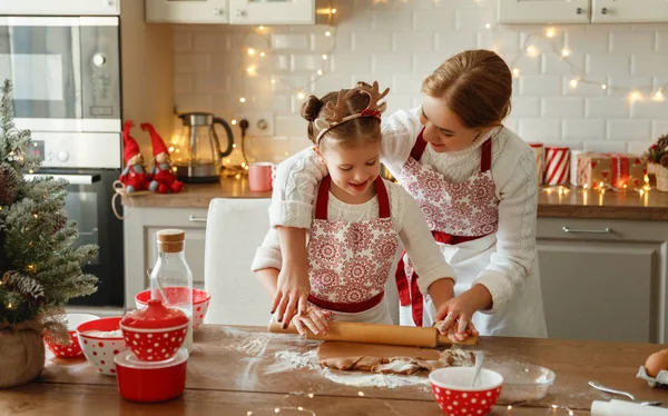 행복 한 가족 엄마와 아이가 크리스마스 쿠키를 굽는 모습 — 스톡 사진