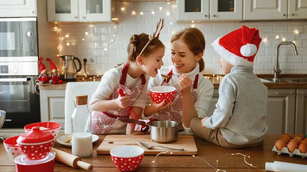 Feliz familia madre e hijos hornear galletas de Navidad — Foto de Stock