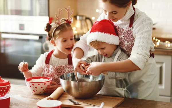 Щаслива родина мати і діти печуть різдвяне печиво — стокове фото