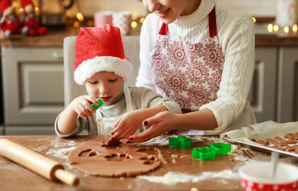 Felice famiglia madre e bambino cuocere biscotti di Natale — Foto Stock