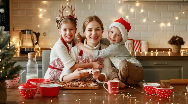 Lycklig familj mor och barn baka jul kaka — Stockfoto