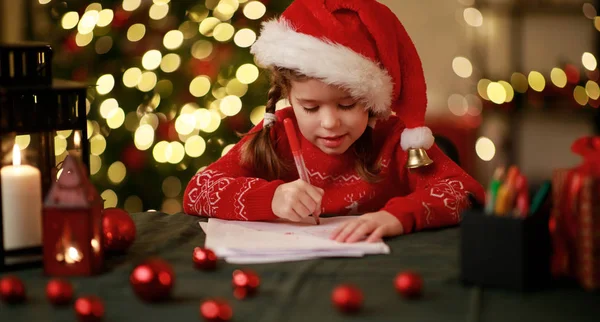 Niña feliz escritura carta santa casa cerca de Navidad tre —  Fotos de Stock