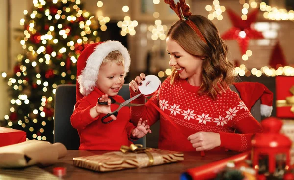 . felice famiglia madre e bambino pacchetto regalo di Natale — Foto Stock