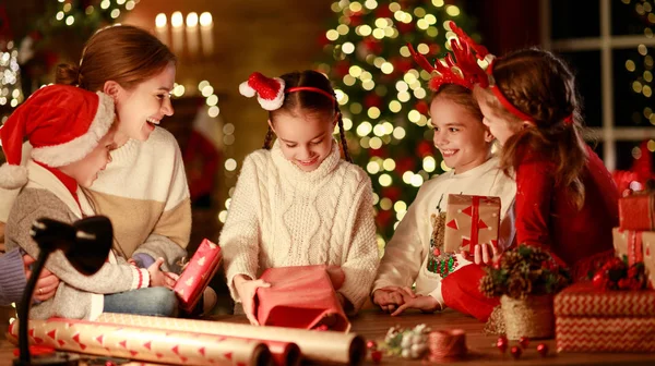 Gelukkig familie moeder en kinderen pak kerstcadeau — Stockfoto