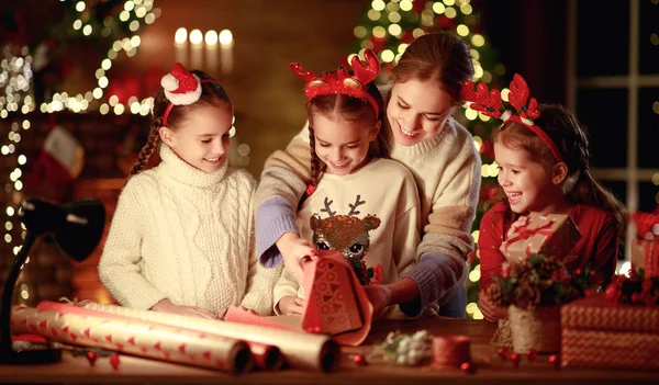 Gelukkig familie moeder en kinderen pak kerstcadeau — Stockfoto