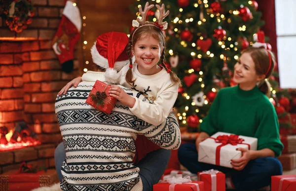 Šťastná rodina matka, otec a dítě s dary v blízkosti Christm — Stock fotografie