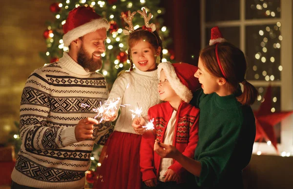 Lycklig familj mor, far och barn fira jul och — Stockfoto