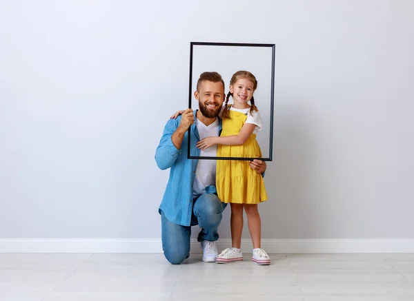 Концепция семьи. отец и ребенок к дочери рядом с пустыми w — стоковое фото