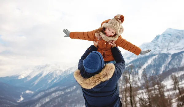 Happy family father and child playing on winter wal — Stock Photo, Image