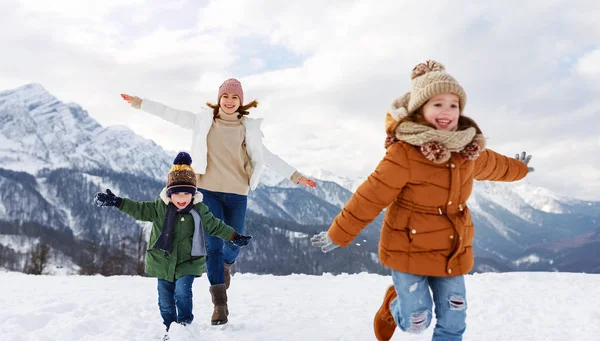 Šťastná rodina matka a děti baví na zimní procházce — Stock fotografie
