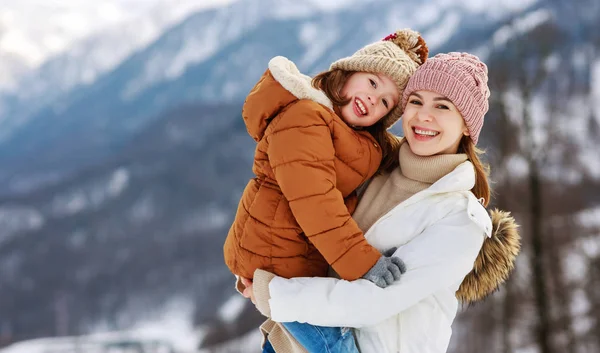 Mutlu aile anne ve kış yürüyüş üzerinde oynayan çocuk — Stok fotoğraf
