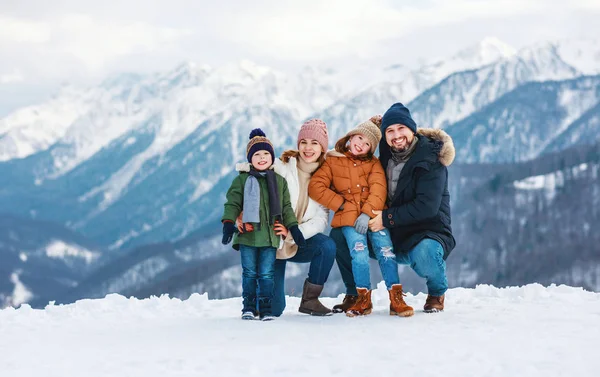 Feliz familia madre padre e hijos en la naturaleza de invierno — Foto de Stock