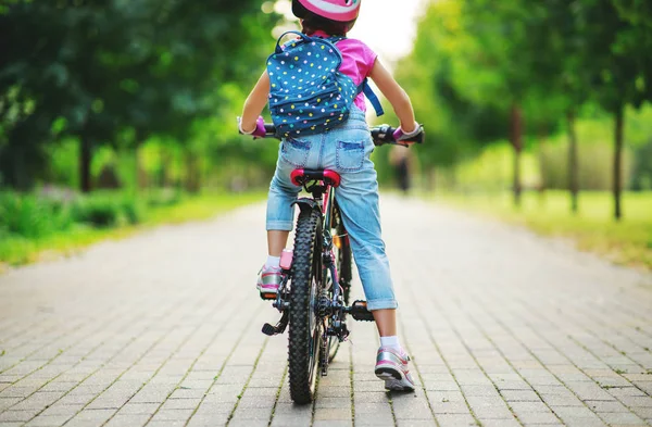 Happy wesoły dziecko Dziewczyna jazda na rowerze w parku w Natur — Zdjęcie stockowe