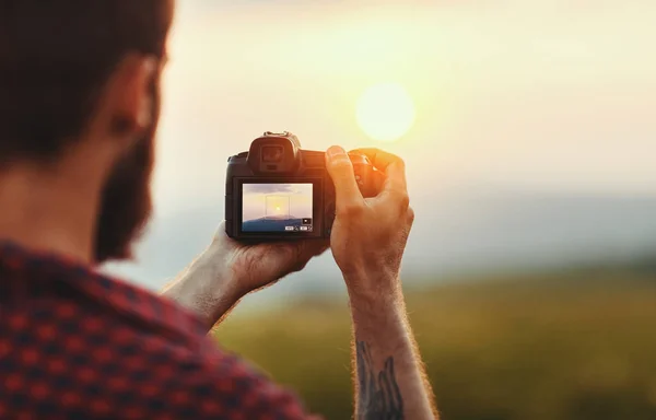 Reisefotograf. Mann reiste mit Kamera bei Sonnenuntergang in der Natur — Stockfoto