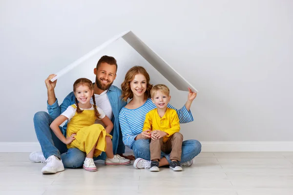 Begreppet bostäder en ung familj. Mamma, Pappa och barn i n — Stockfoto