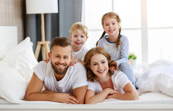 Gelukkig familie moeder, vader en kinderen lachen, spelen en s — Stockfoto