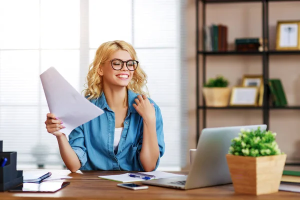 Heureuse jeune femme d'affaires au bureau à domicile travaillant sur le calcul — Photo