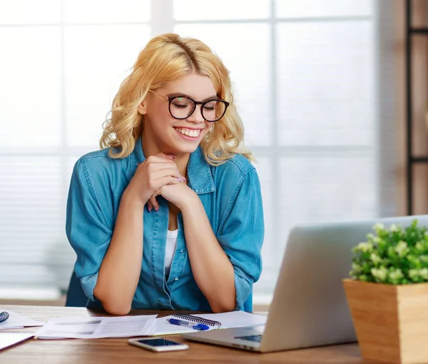 Glückliche junge Geschäftsfrau zu Hause im Büro, die an der Berechnung arbeitet — Stockfoto