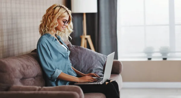 Aantrekkelijk jong meisje werken op computer — Stockfoto