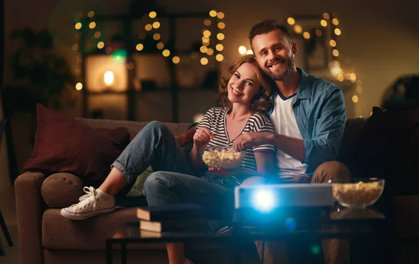 Familie koppel kijken tv-projector thuis op sof — Stockfoto