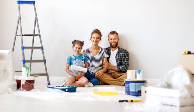 Dairede onarın. Mutlu aile anne, baba ve çocuk daugh