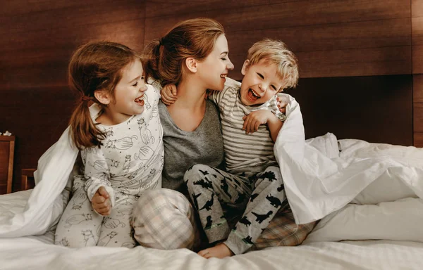 Família feliz mãe e filhos filho e filha rindo, brincar — Fotografia de Stock