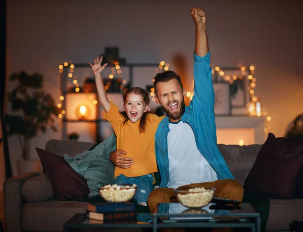 Family   father and child daughter watching projector, TV, movie — Stock Photo, Image