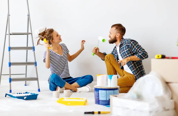 Jovem família feliz casal sonhos de renovação da casa e — Fotografia de Stock