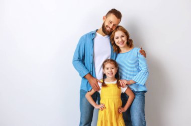 Mutlu bir aile babası ve çocuğu boş bir tuğla yığınının yanında.